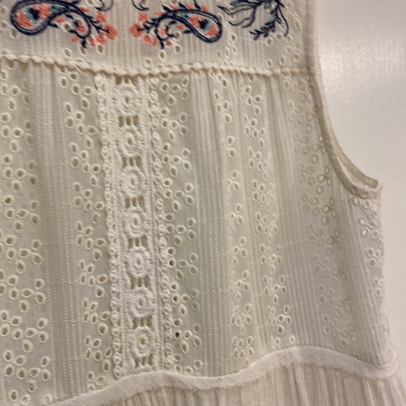Eyelet and crochet tunic - Picture 3 of 4